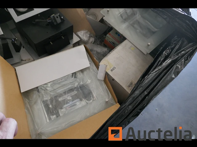 Pallet met diverse verlichtingsarmaturen - afbeelding 2 van  7