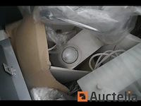 Pallet met diverse verlichtingsarmaturen - afbeelding 3 van  7