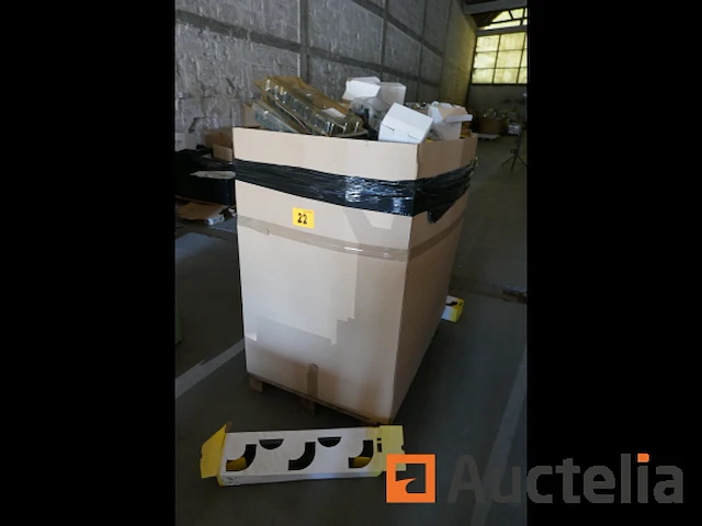 Pallet met diverse verlichtingsarmaturen - afbeelding 1 van  7