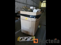 Pallet met diverse verlichtingsarmaturen - afbeelding 1 van  7