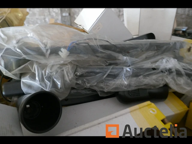 Pallet met diverse verlichtingsarmaturen - afbeelding 2 van  7