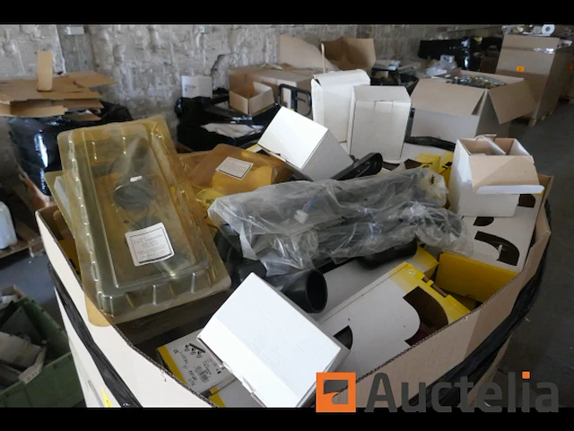 Pallet met diverse verlichtingsarmaturen - afbeelding 3 van  7