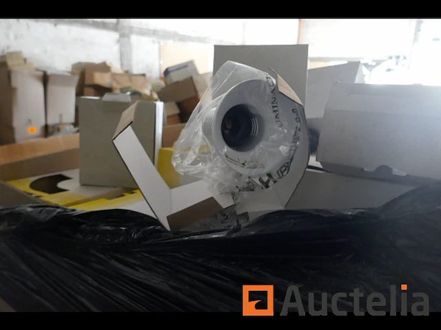Pallet met diverse verlichtingsarmaturen - afbeelding 6 van  7