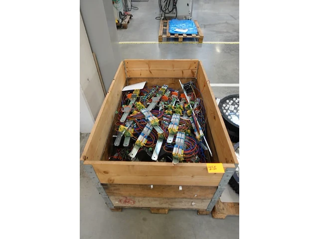 Pallet met elektrische sturingen - afbeelding 1 van  4