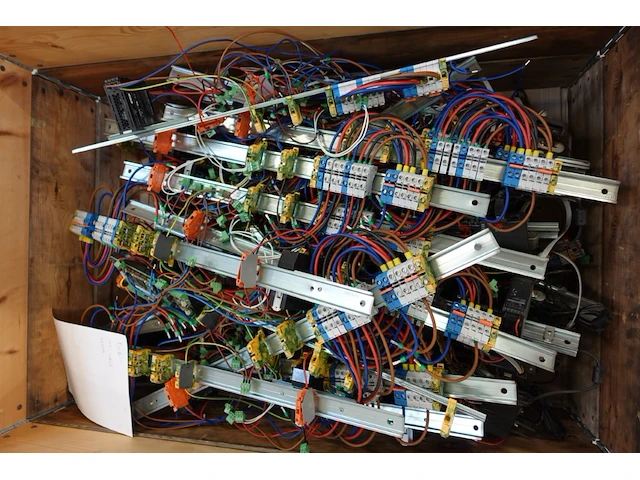Pallet met elektrische sturingen - afbeelding 2 van  4