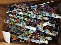 Pallet met elektrische sturingen - afbeelding 2 van  4