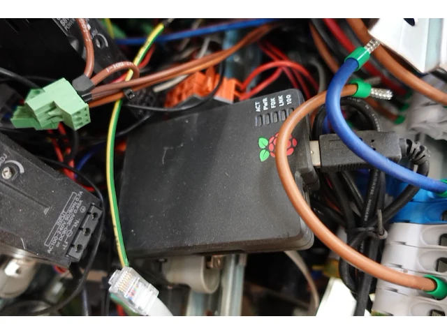 Pallet met elektrische sturingen - afbeelding 4 van  4