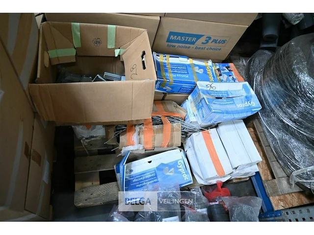 Pallet met gyproc onderdelen - afbeelding 1 van  2
