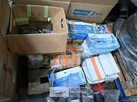 Pallet met gyproc onderdelen - afbeelding 1 van  2