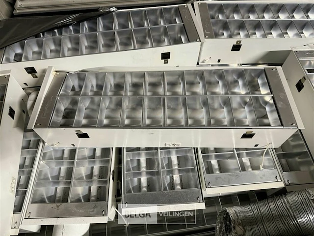 Pallet met inbouwverlichting - afbeelding 2 van  3