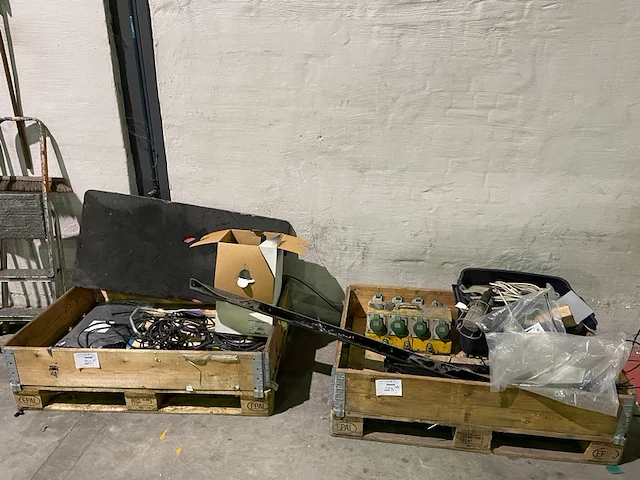 Pallet met inhoud - afbeelding 1 van  4