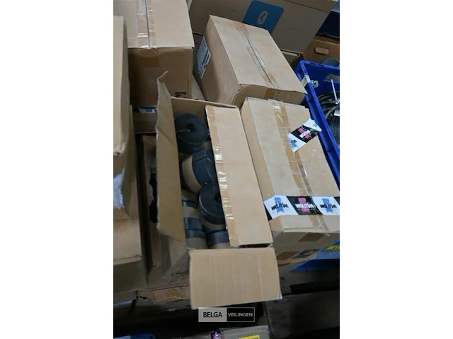 Pallet met korte stukken isolatiebuis - afbeelding 2 van  2