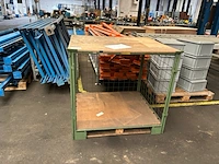 Pallet met metalen opbouwframe