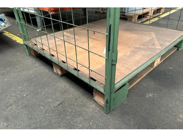 Pallet met metalen opbouwframe - afbeelding 3 van  4