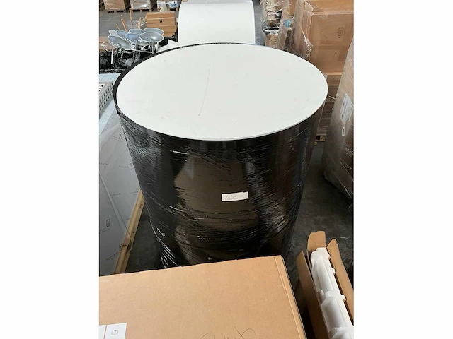 Pallet met ronde sokkels - afbeelding 1 van  2