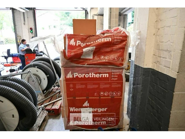 Pallet met snelbouwblokken en restanten tegels - afbeelding 1 van  5