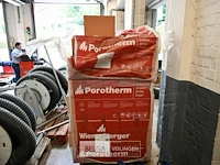 Pallet met snelbouwblokken en restanten tegels - afbeelding 1 van  5