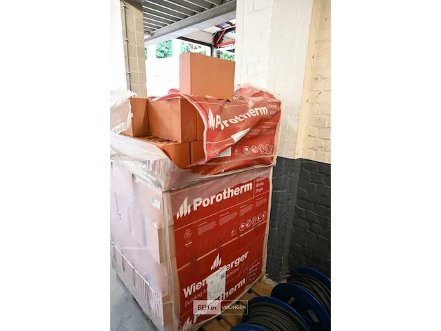 Pallet met snelbouwblokken en restanten tegels - afbeelding 2 van  5