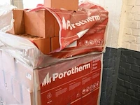 Pallet met snelbouwblokken en restanten tegels - afbeelding 2 van  5