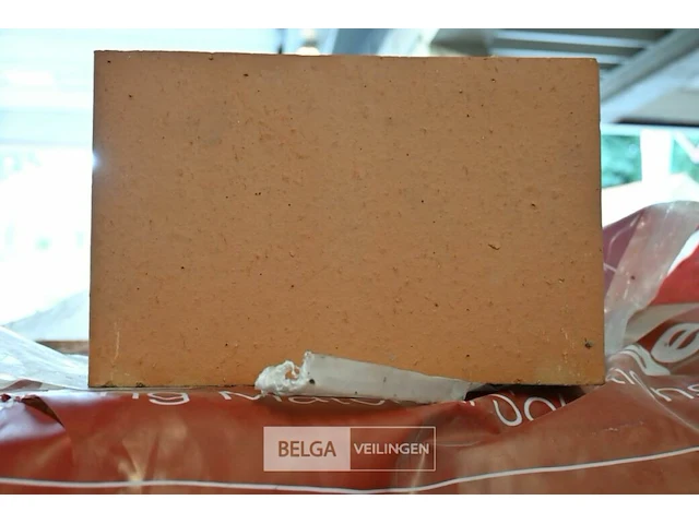 Pallet met snelbouwblokken en restanten tegels - afbeelding 3 van  5