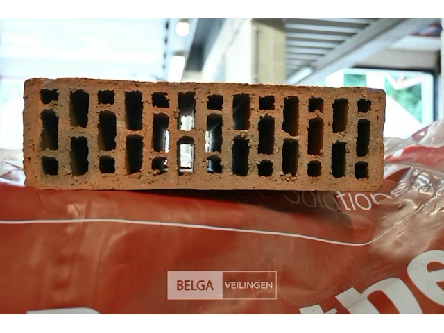 Pallet met snelbouwblokken en restanten tegels - afbeelding 4 van  5