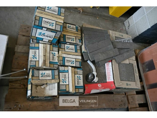 Pallet met snelbouwblokken en restanten tegels - afbeelding 5 van  5