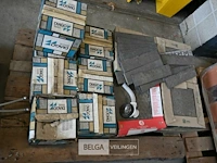 Pallet met snelbouwblokken en restanten tegels - afbeelding 5 van  5