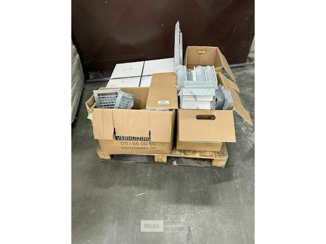 Pallet met ventilatieroosters + 2 inspectieluiken - afbeelding 1 van  6