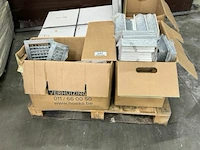Pallet met ventilatieroosters + 2 inspectieluiken - afbeelding 1 van  6