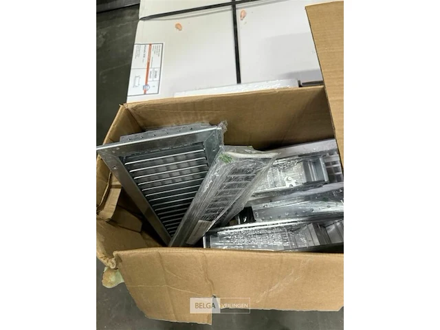 Pallet met ventilatieroosters + 2 inspectieluiken - afbeelding 2 van  6