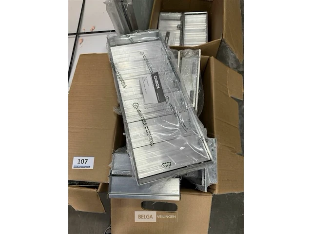 Pallet met ventilatieroosters + 2 inspectieluiken - afbeelding 3 van  6