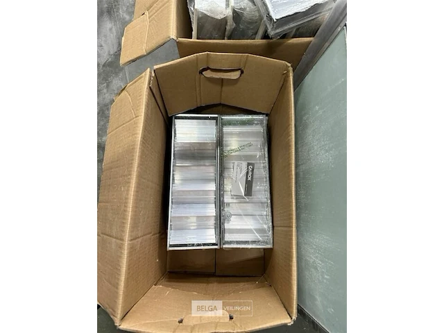 Pallet met ventilatieroosters + 2 inspectieluiken - afbeelding 4 van  6