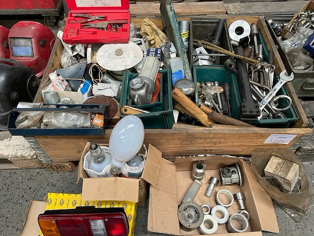 Pallet met werkgerief en toebehoren - afbeelding 1 van  5