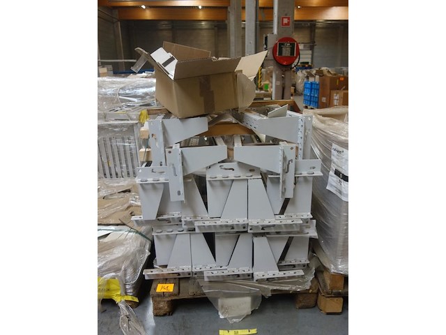 Pallet metalen ligger - afbeelding 1 van  7