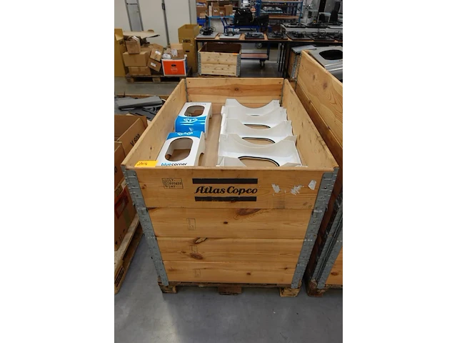 Pallet metalen onderdelen blue corner - afbeelding 1 van  3