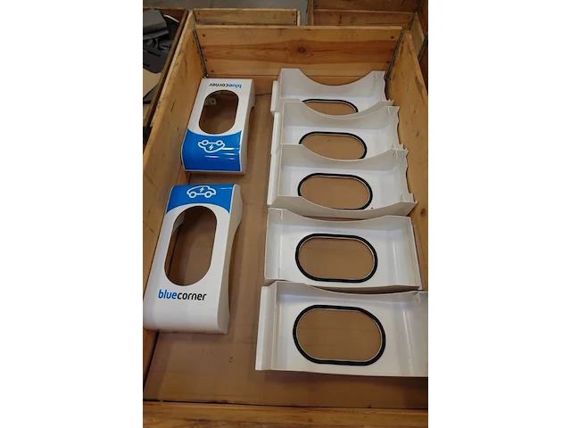 Pallet metalen onderdelen blue corner - afbeelding 2 van  3