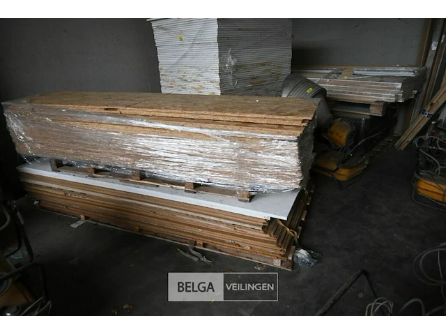 Pallet osb platen ±30 st l250xb60xd1,2 cm - afbeelding 1 van  1