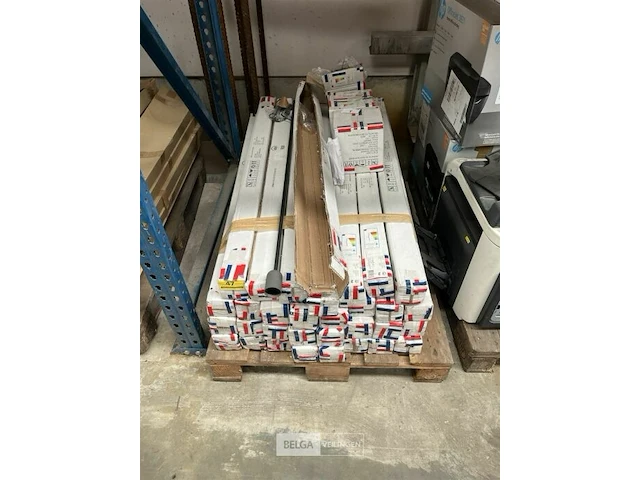 Pallet staanlampen (3 met voet, rest zonder voet) - afbeelding 2 van  3
