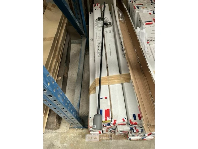 Pallet staanlampen (3 met voet, rest zonder voet) - afbeelding 3 van  3