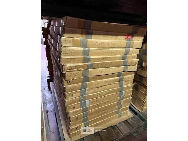 Pallet vellen papier div kleuren - afbeelding 2 van  2