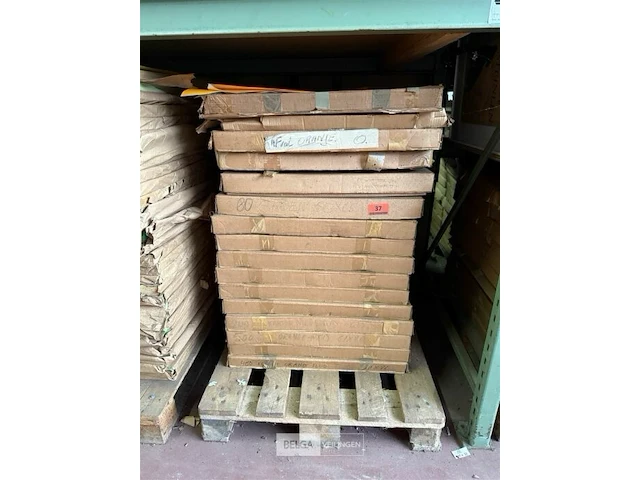 Pallet vellen papier div kleuren - afbeelding 1 van  1