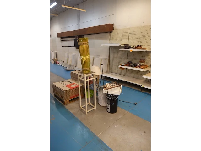 Pallet verhuisdozen + decoratie - afbeelding 1 van  5