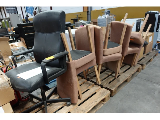 Pallet vuilniszakken + stoelen - afbeelding 1 van  9