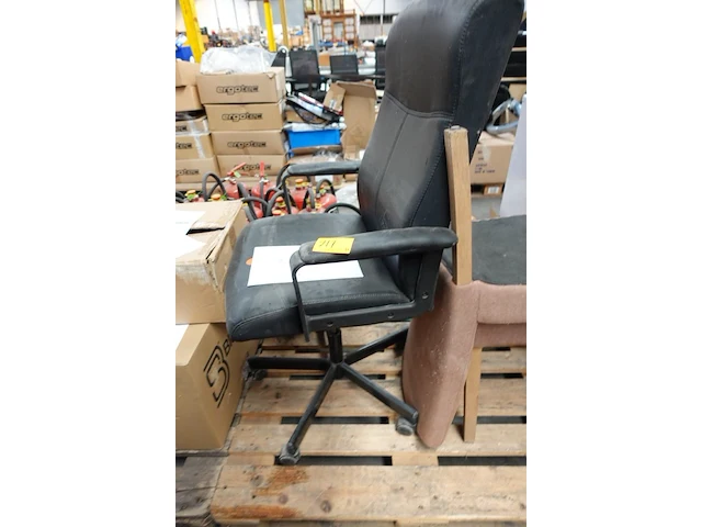 Pallet vuilniszakken + stoelen - afbeelding 2 van  9