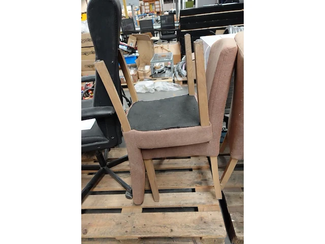 Pallet vuilniszakken + stoelen - afbeelding 3 van  9