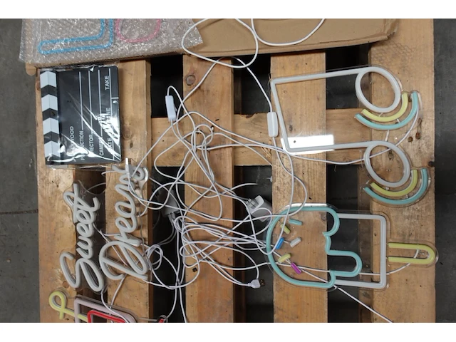 Pallet wandverlichting kinderkamer - afbeelding 4 van  4