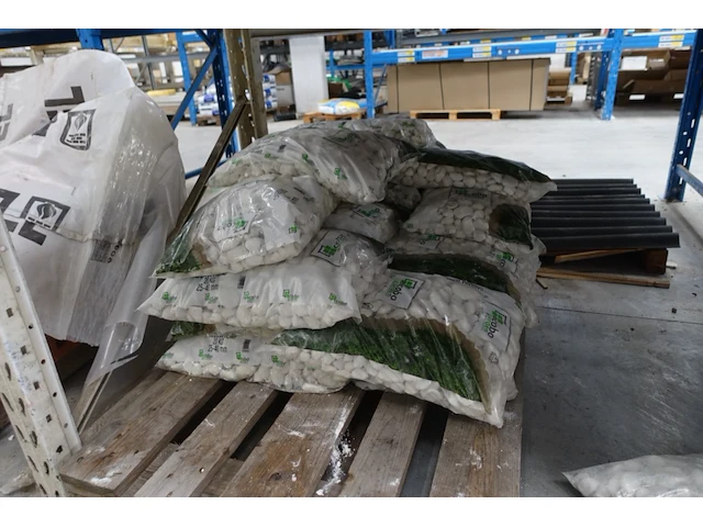 Pallet witte keien - afbeelding 2 van  2