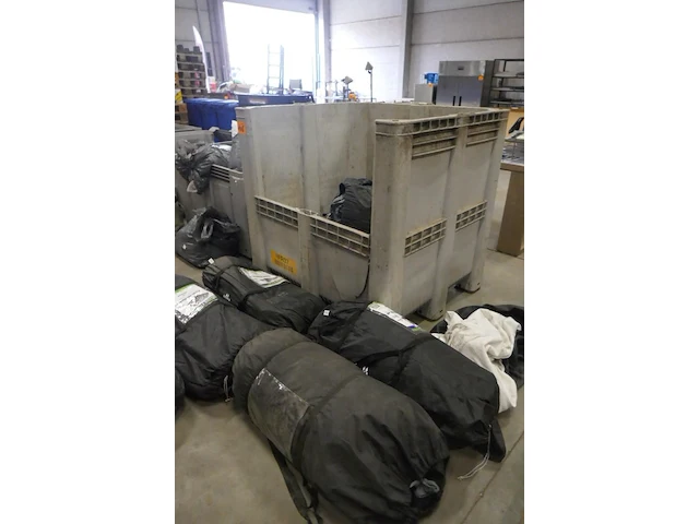 Palletbox met tenten - afbeelding 6 van  6