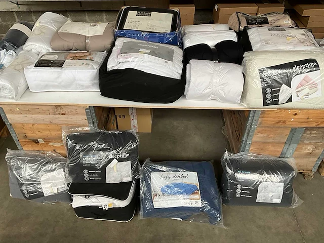 Palletdeal diverse dekbedden - afbeelding 1 van  18