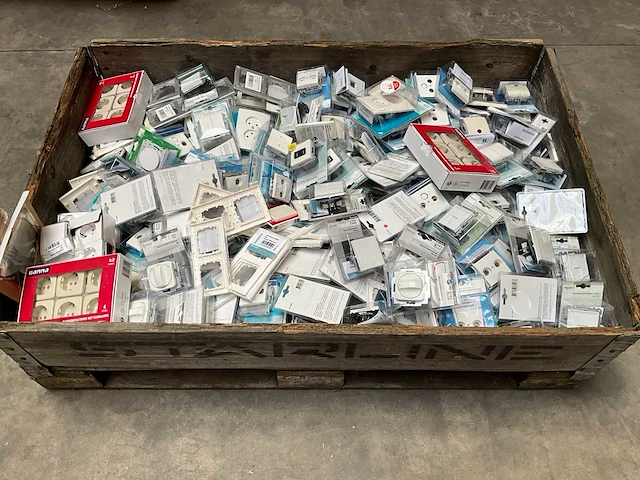 Palletdeal diverse schakelmateriaal en toebehoren - afbeelding 1 van  9
